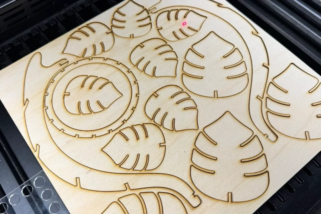 Gelaserte Teile aus 3 mm Pappelsperrholz auf dem xTool P2 – 30x30 cm Platte mit Blatt-Elementen