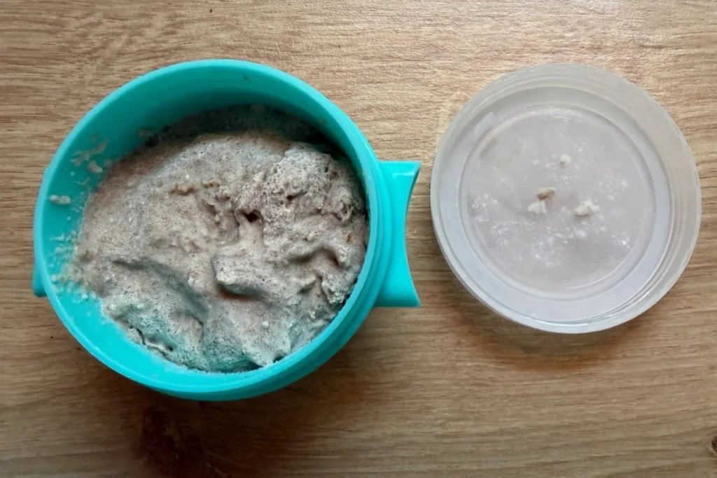 Sauerteigstarter in kleiner luftdichter Box zur Aufbewahrung oder zum Einfrieren