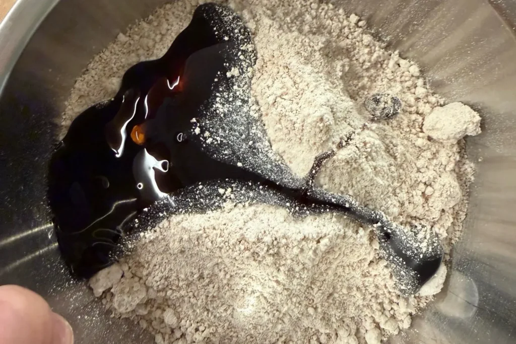 Dinkelvollkornmehl und Zuckerrübensirup für den Hauptteig in einer Schüssel