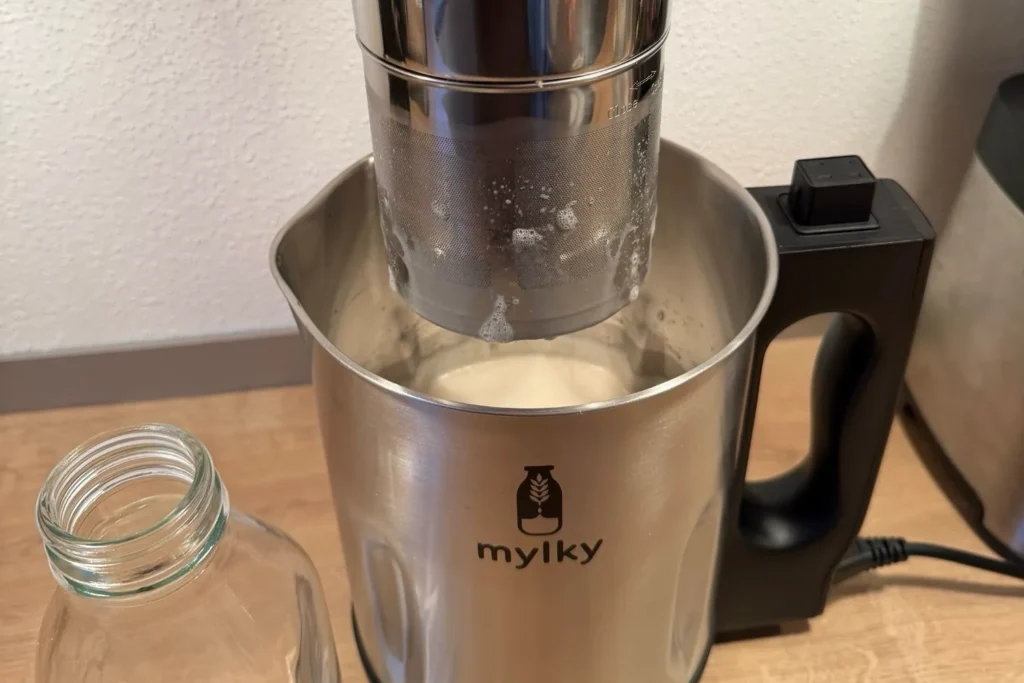Frisch zubereitete Hafermilch aus dem Mylky-Pflanzenmilchbereiter