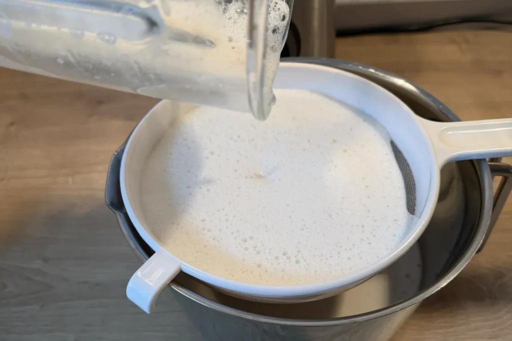 Hafermilch durch feines Sieb abseihen, ohne Nussmilchbeutel