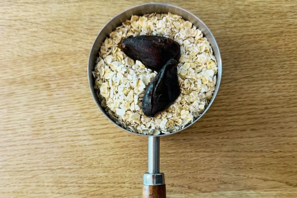 Haferflocken mit Datteln als Zutaten für selbstgemachte Hafermilch im Mylky Pflanzenmilch-Maker