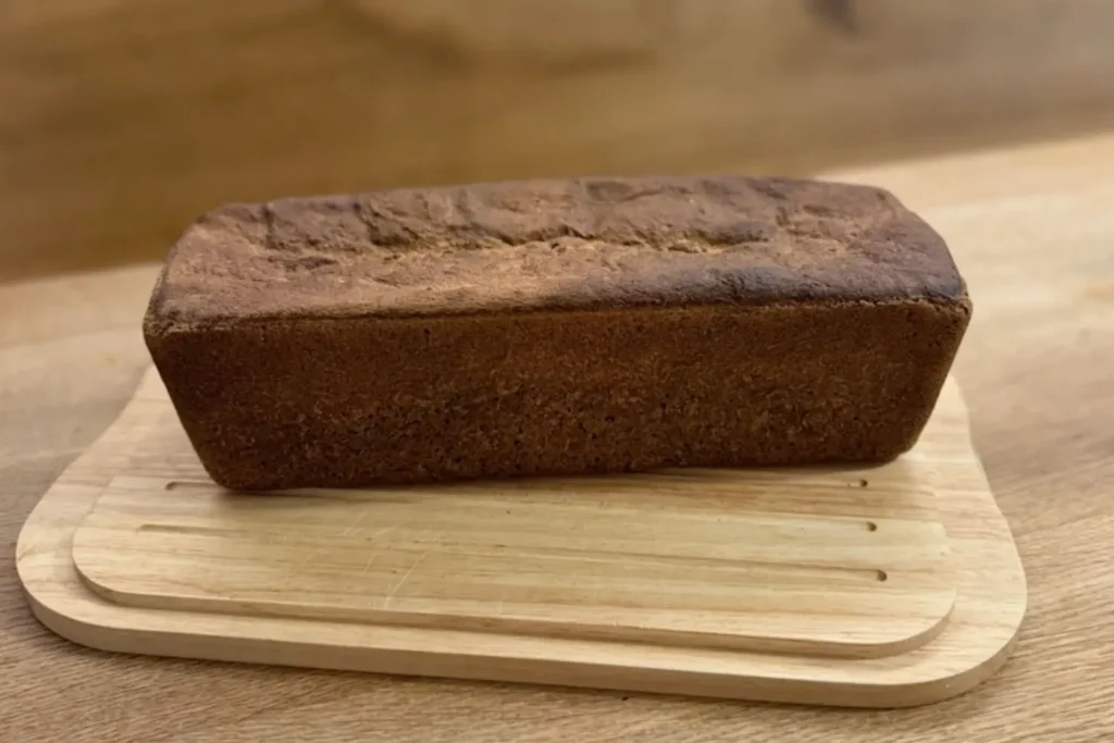 Fertig gebackenes Dinkelvollkorn-Sauerteigbrot in Kastenform
