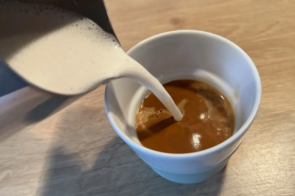 Aufgeschäumte Mandelmilch für Kaffee