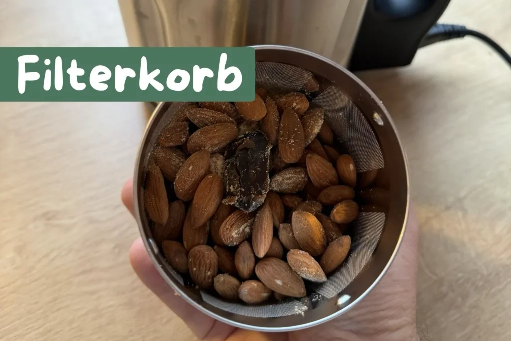 Mandeln und Zutaten im Filterkorb für Mandelmilch