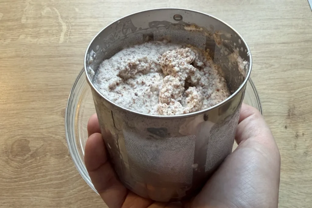 Mandelreste nach der Herstellung von Mandelmilch im Filter