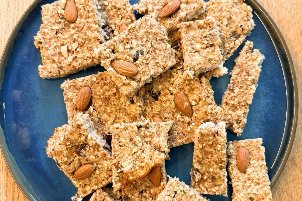 Fertige Müsliriegel aus Mandel- oder Haferresten auf einem Teller angerichtet