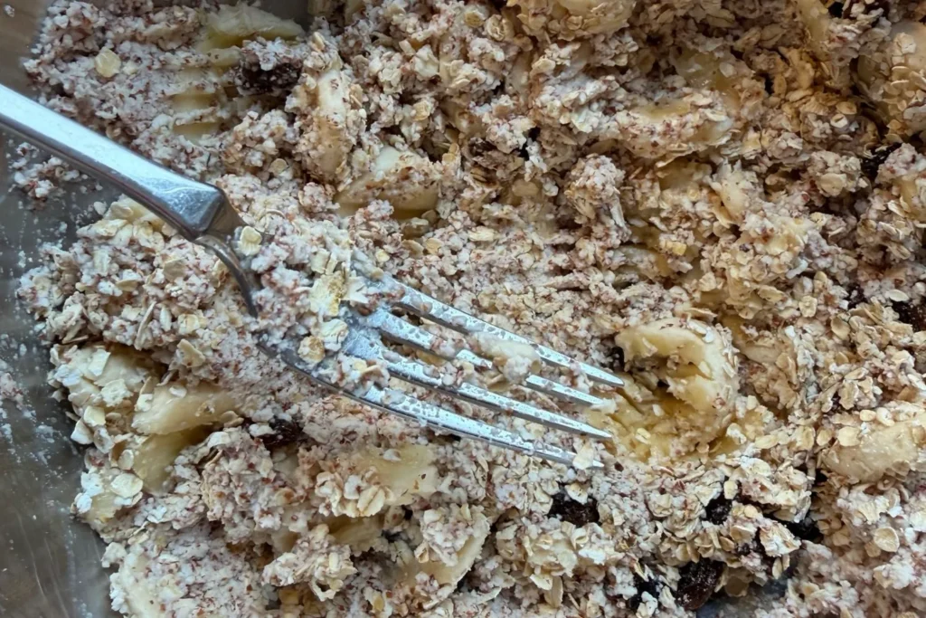 Müsliriegel-Masse wird mit einer Gabel zerdrückt und vermischt