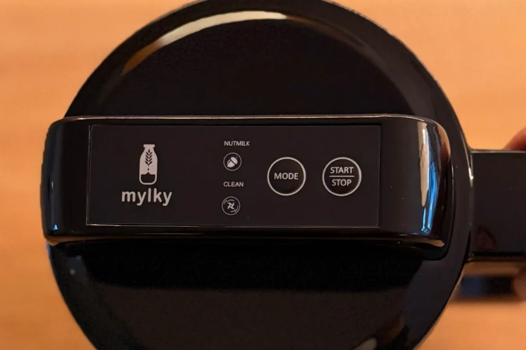 Bedienfeld des Mylky Pflanzenmilchbereiters mit Start, Mode und Clean Funktion