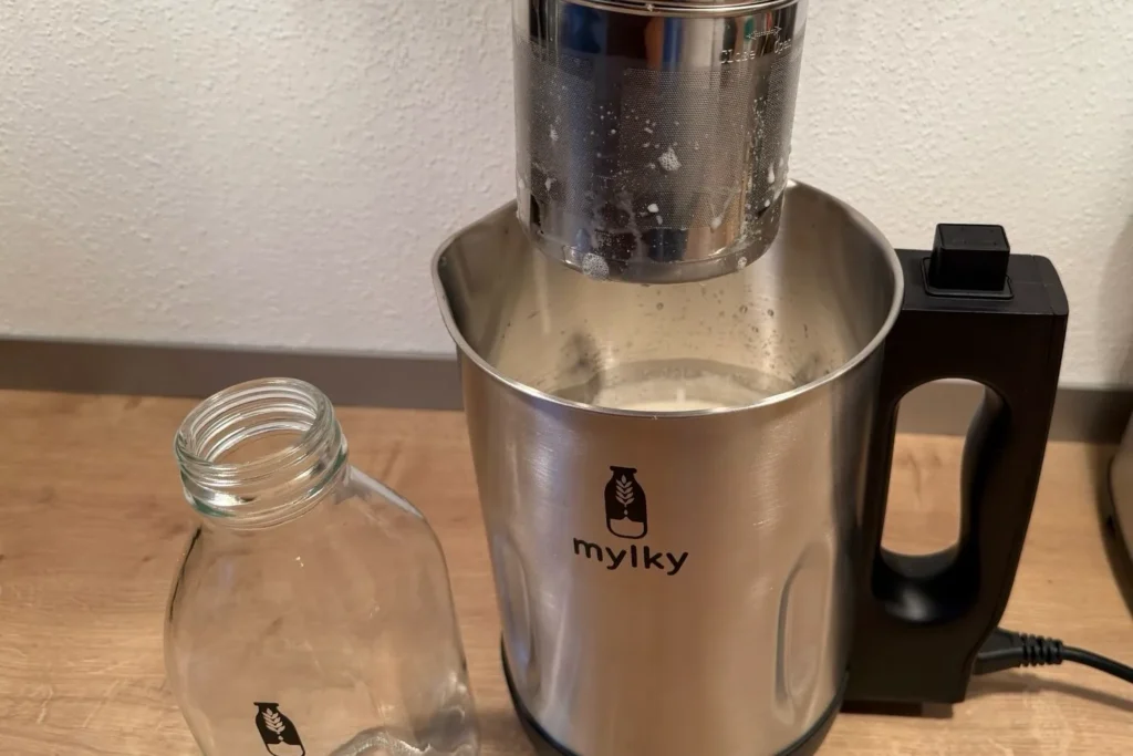 Filterkorb des Pflanzenmilchbereiters beim Abtropfen