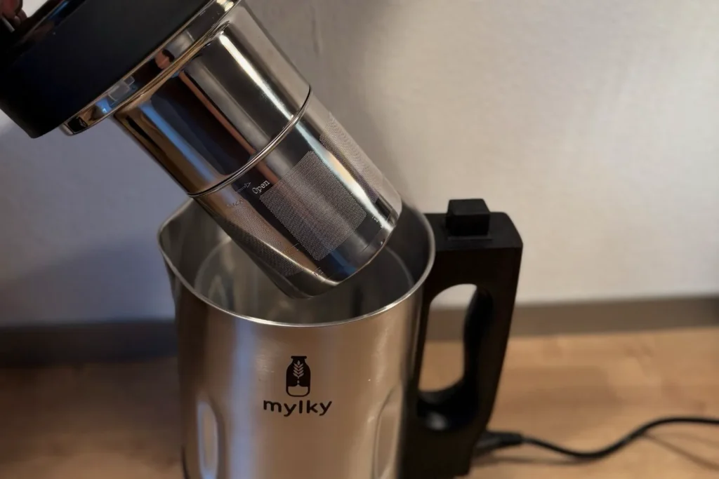 Filterkorb des Mylky Pflanzenmilch-Makers wird in den Edelstahlbehälter eingesetzt
