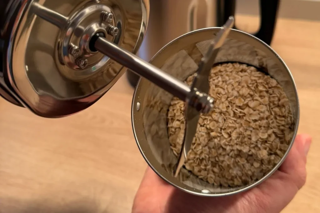 Gefüllter Filterkorb mit Haferflocken im Mylky Pflanzenmilch-Maker vor der Zubereitung