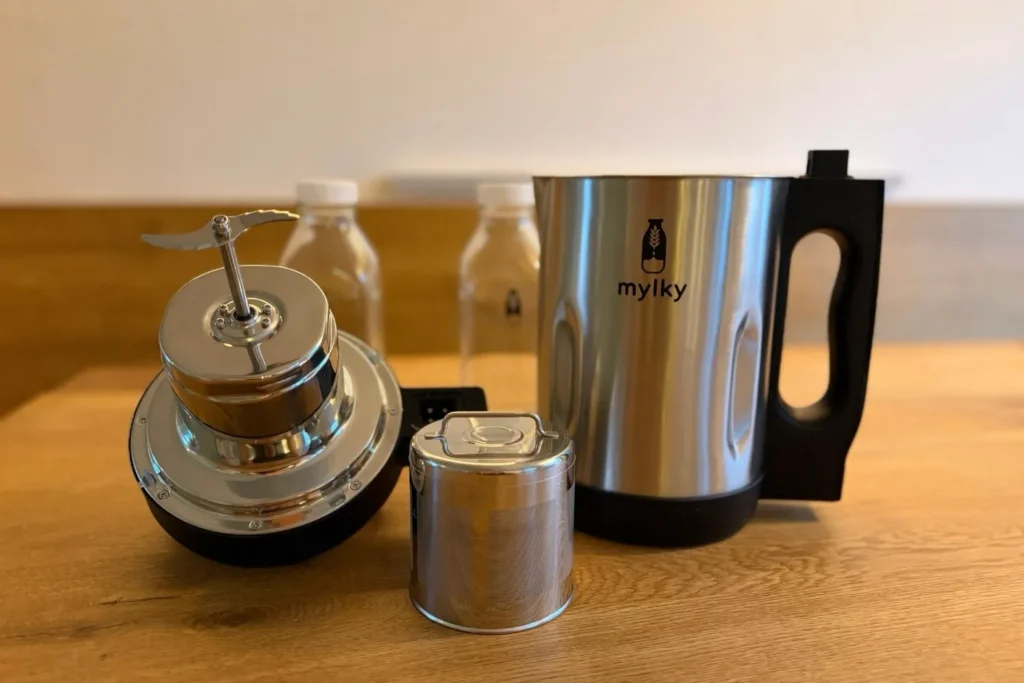 Einzelteile des Mylky Pflanzenmilchbereiters auf einer Arbeitsplatte