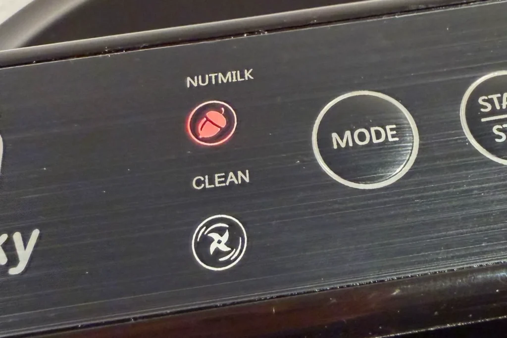 Bedienfeld des Mylky Pflanzenmilch-Makers mit aktiviertem Nutmilk-Modus