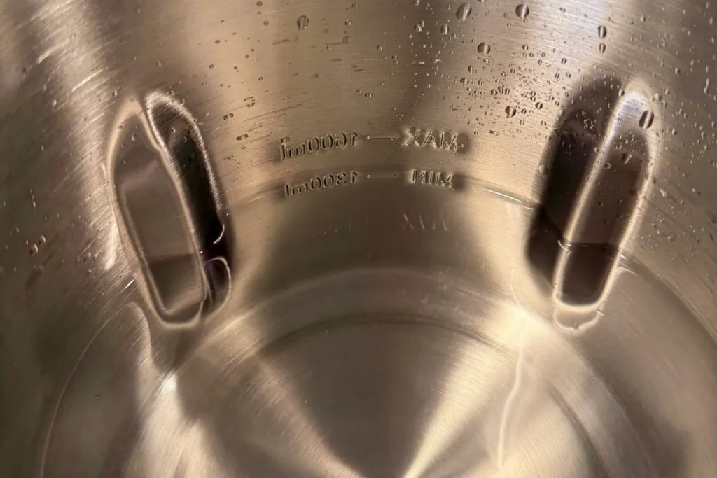 Edelstahlbehälter des Mylky Pflanzenmilch-Makers mit Wasserfüllstand-Markierung