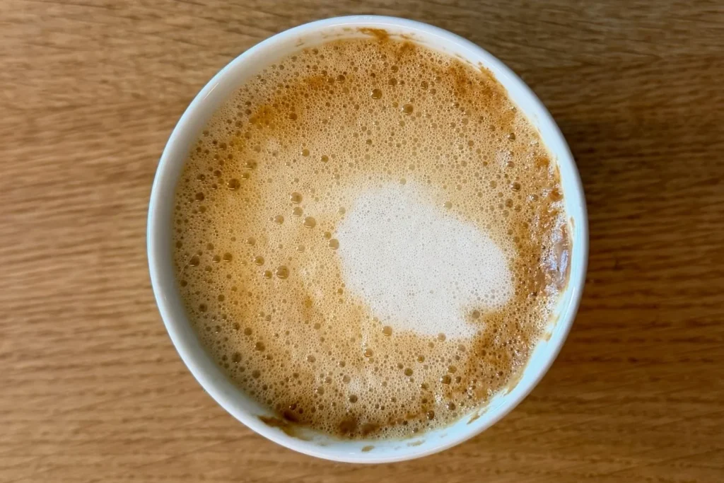 Cappuccino mit Milchschaum aus selbstgemachter Hafermilch