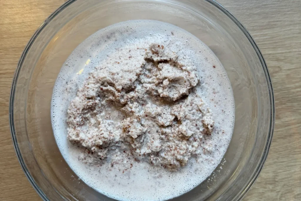 Sehr feuchter Mandel-Trester in einer Schüssel mit überschüssiger Flüssigkeit