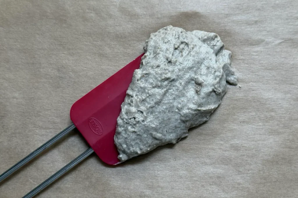 Aktiver Sauerteig mit Bläschen vor dem Trocknen auf einem Teigspatel