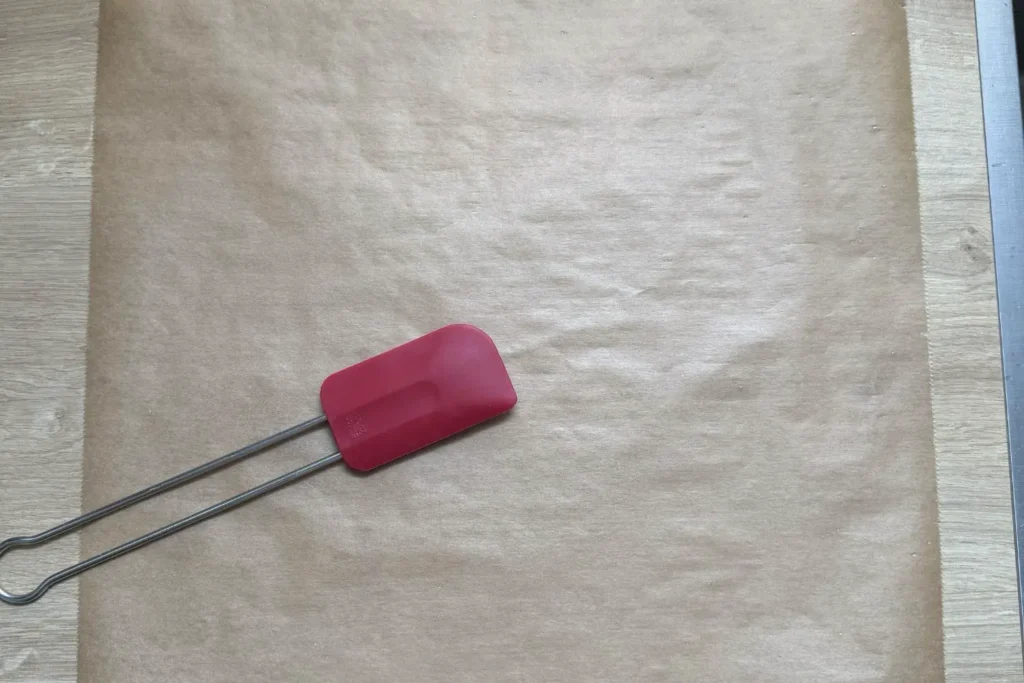 Backpapier und Teigspatel zur Vorbereitung zum Trocknen von Sauerteig