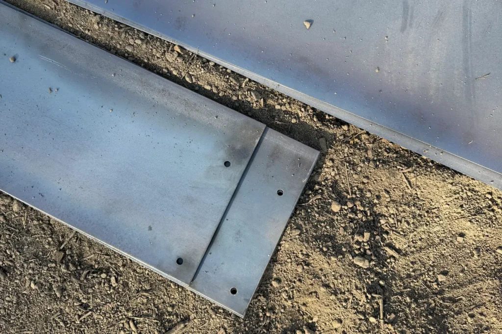 Cortenstahl-Beeteinfassung Element mit vorgebohrten Löchern für die Montage