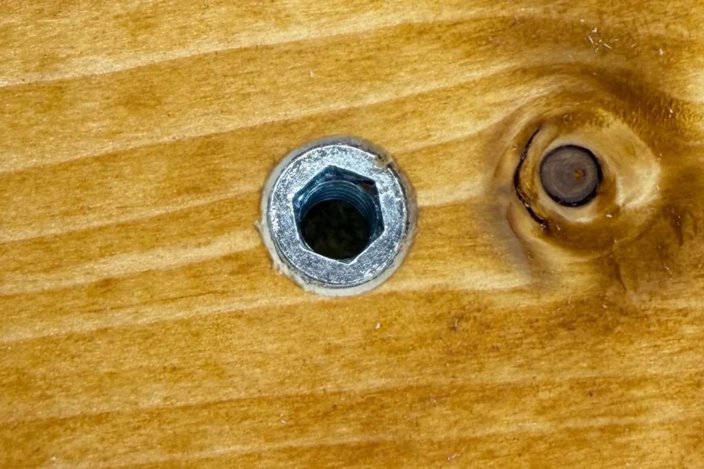 Bündig eingedrehte Einschraubmutter im Holzpfosten einer Rankhilfe