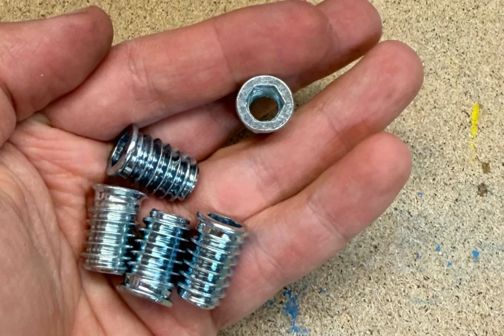 Einschraubmutter M8 für Holzpfosten einer Rankhilfe in Nahaufnahme