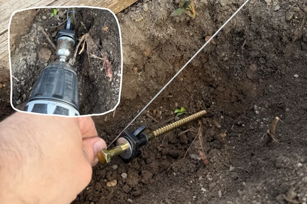 Erdanker wird mit Akkuschrauber in den Boden gedreht