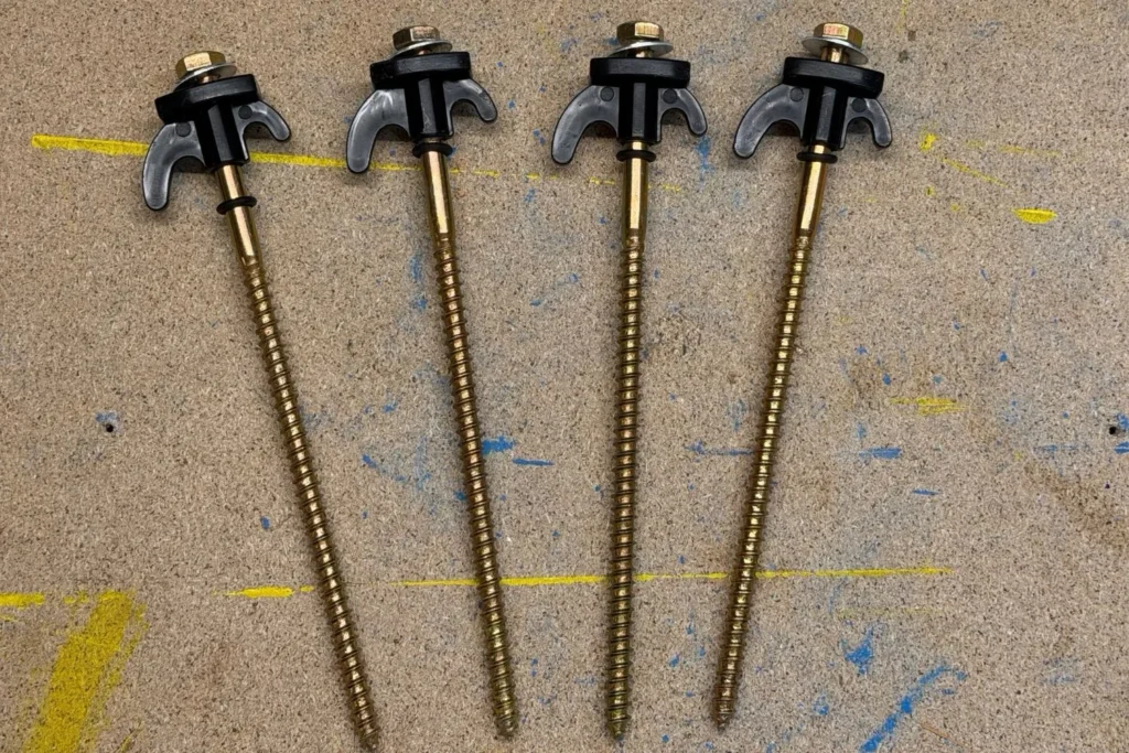 Robuste Erdanker mit Gewinde zur Stabilisierung einer Rankhilfe