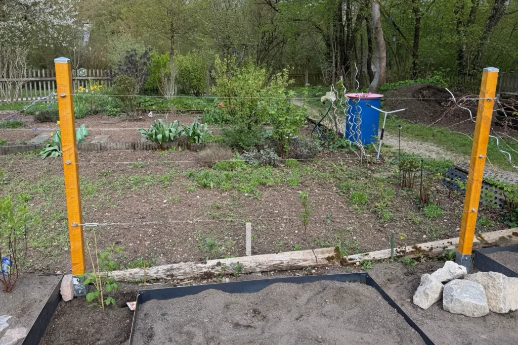 Fertige stabile Rankhilfe aus Holz und Drahtseil im Garten