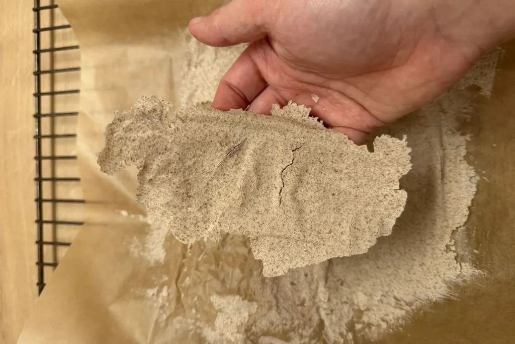Getrocknetes Sauerteigstück wird in der Hand gehalten