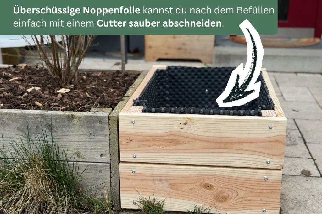 Selbstgebautes Hochbeet aus Holz auf Terrasse vor dem Haus noch ungefüllt
