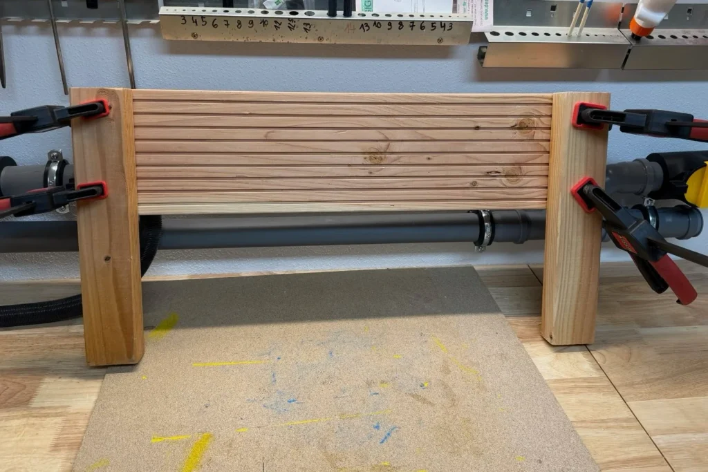 Erstes Brett am Kantholz für Hochbeet Konstruktion verschraubt