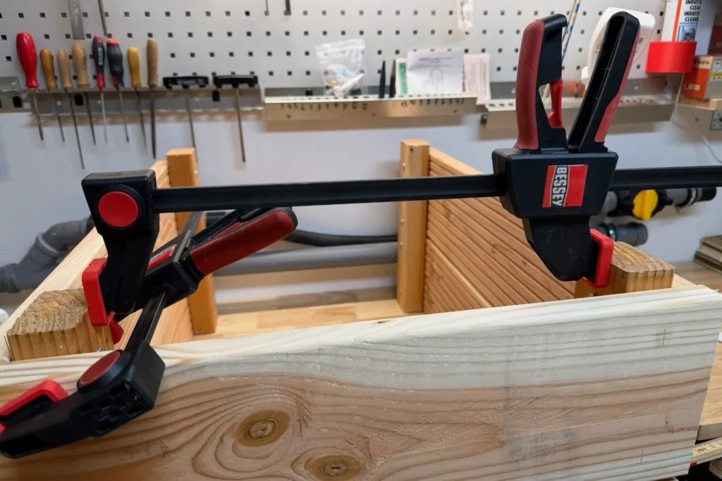 Einhandzwingen werden genutzt um leicht verzogenes Holz beim Hochbeet Bau auszurichten