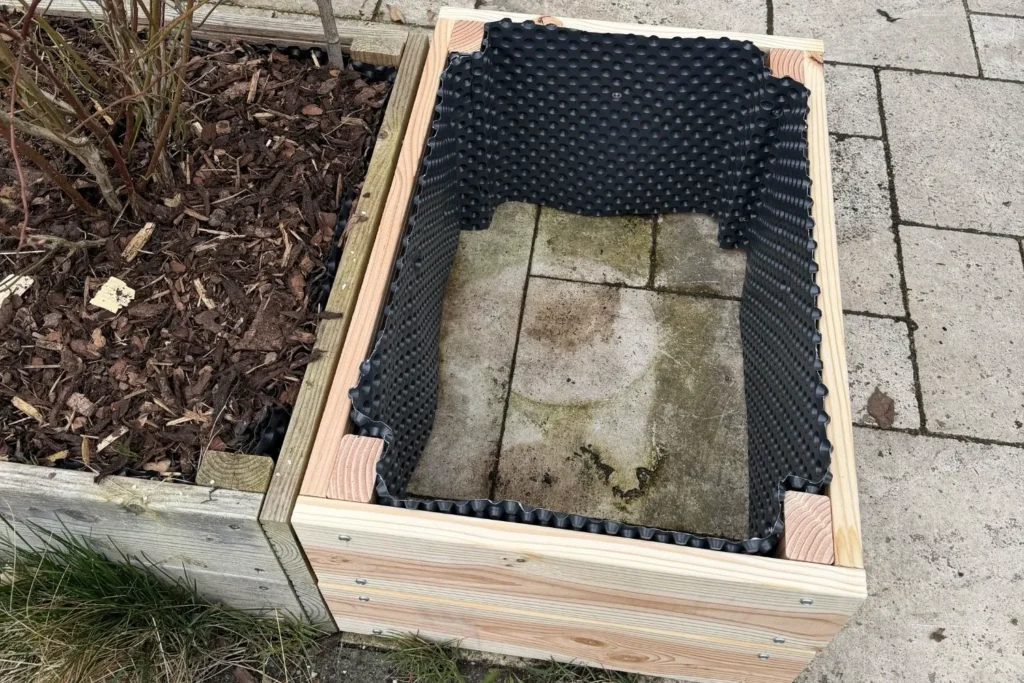 Hochbeet Innenansicht mit Noppenfolie vor dem Befüllen von oben