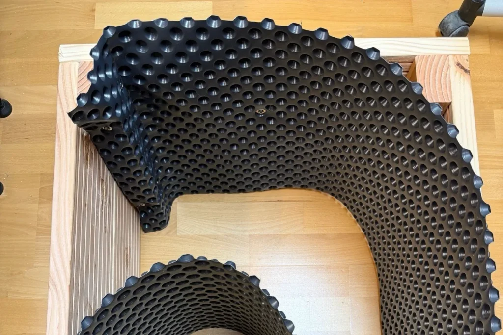 Noppenfolie wird im Hochbeet innen angebracht und ausgerichtet