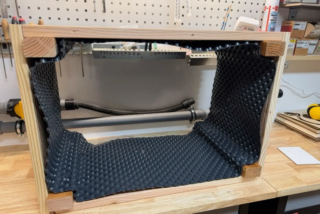 Noppenfolie wird innen im Hochbeet als Schutz für das Holz montier