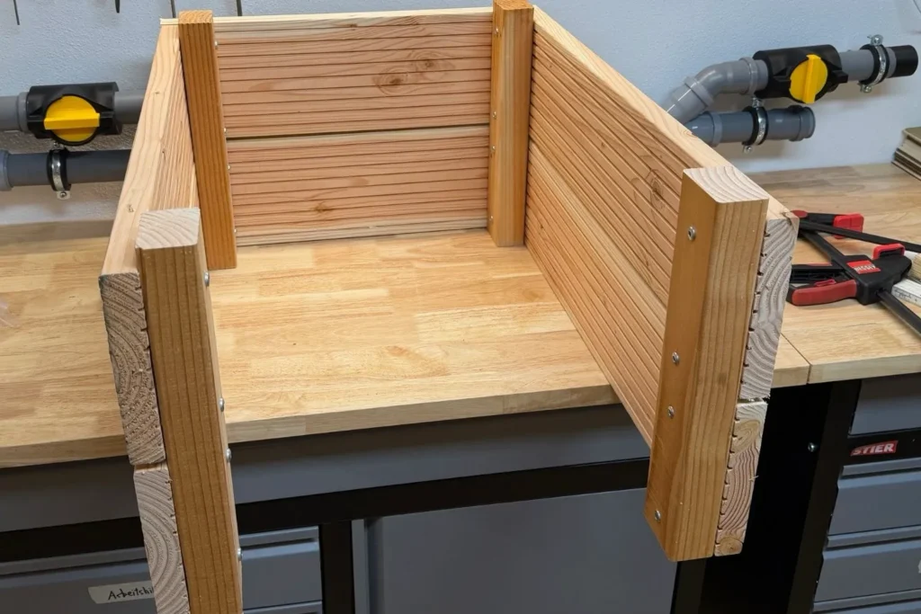 Hochbeet-Rahmen aus Holz fast fertig montiert auf Werkbank