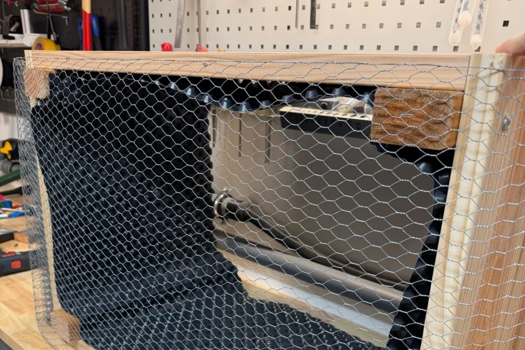 Hasengitter wird als Wühlmausschutz unter Hochbeet angebracht