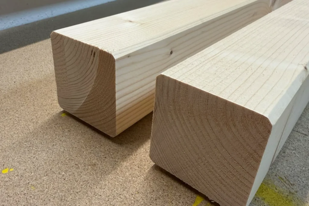 Ungestrichene Fichten Kanthölzer für Rankhilfe vor dem Zuschnitt