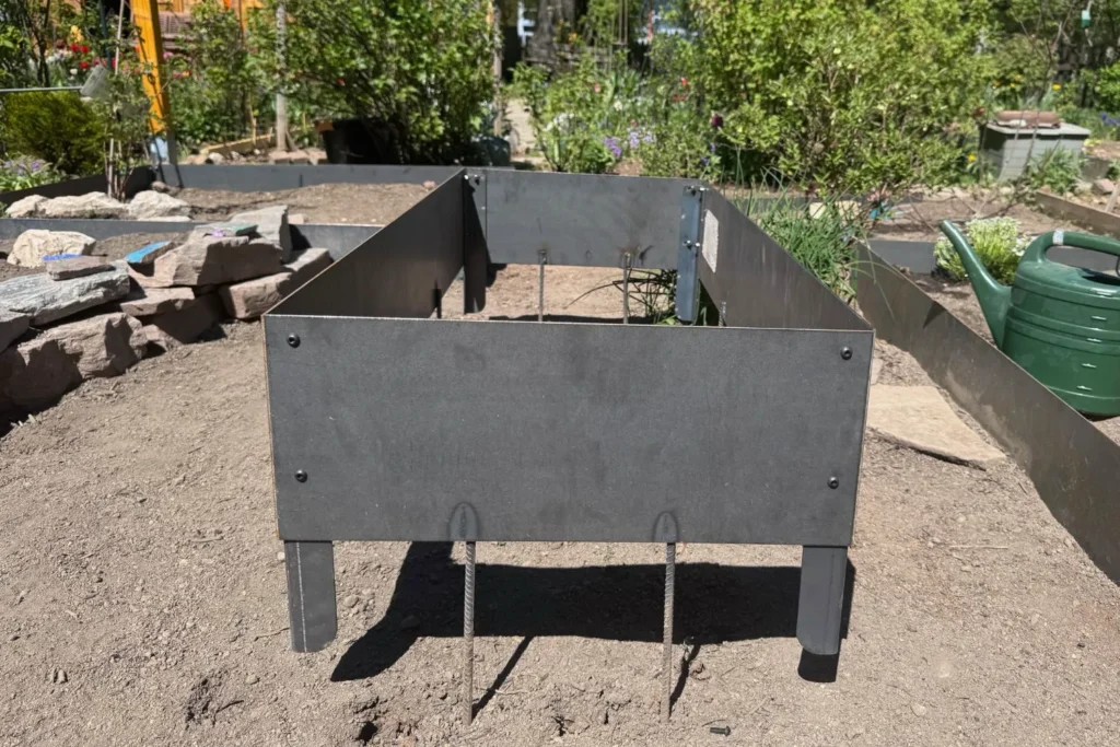 Aufgebauter Cortenstahlrahmen als Einfassung für ein kleines Magerbeet