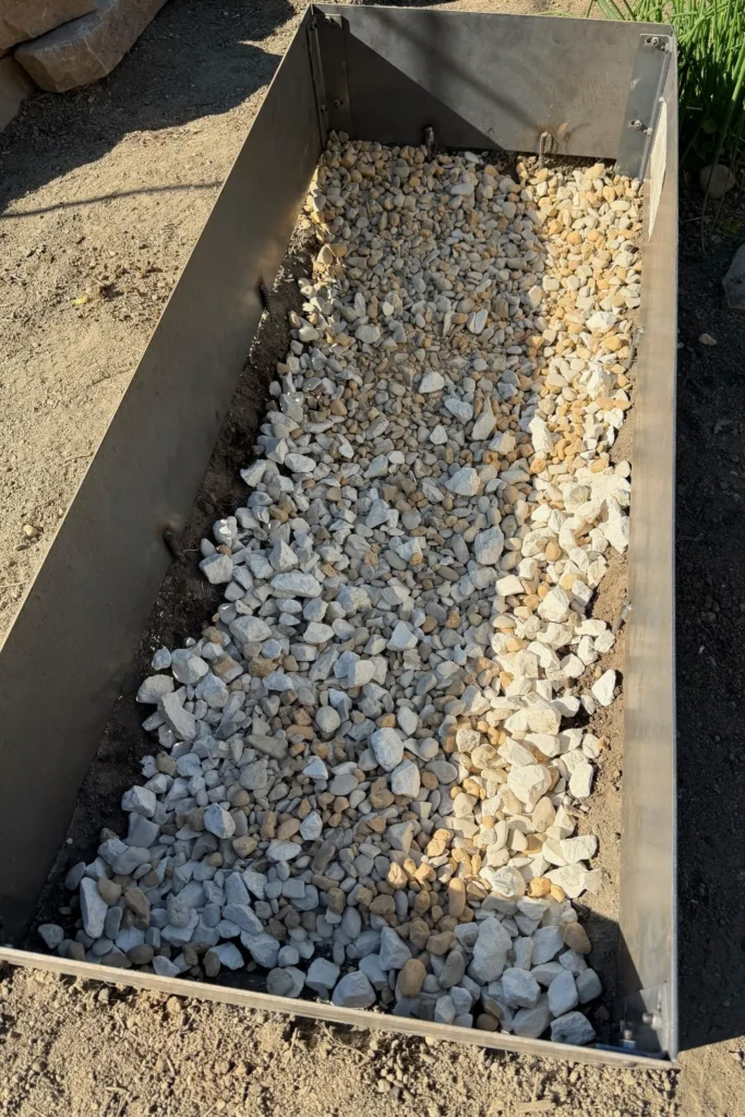 Drainageschicht aus Kies im Cortenstahlrahmen für ein Magerbeet