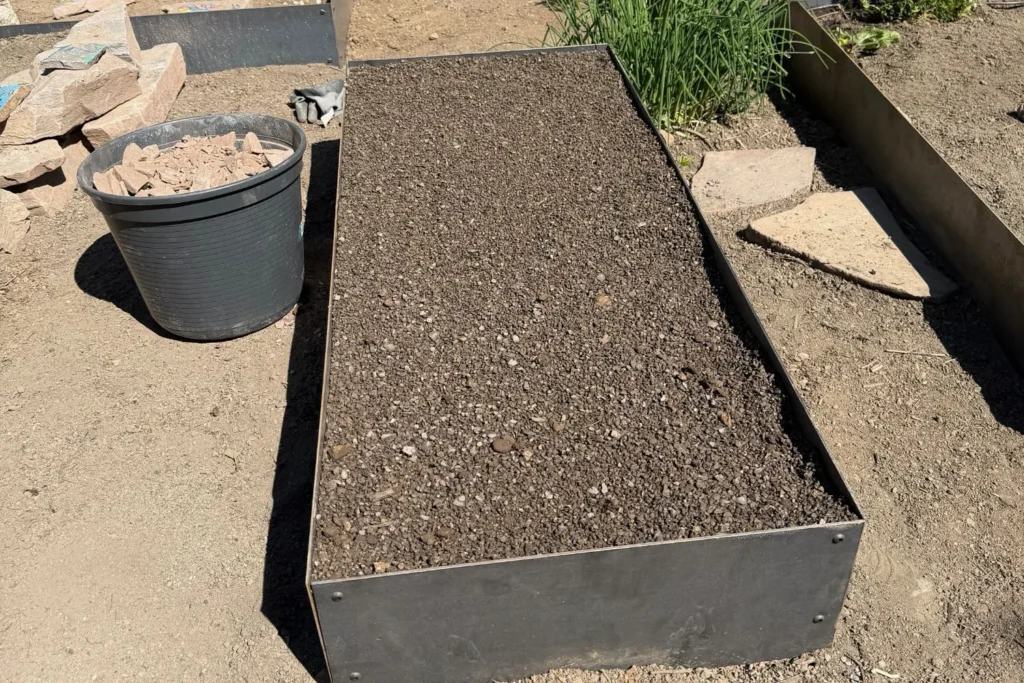 Fertig mit magerem Substrat gefülltes Magerbeet mit Cortenstahlumrandung vor der Bepflanzung