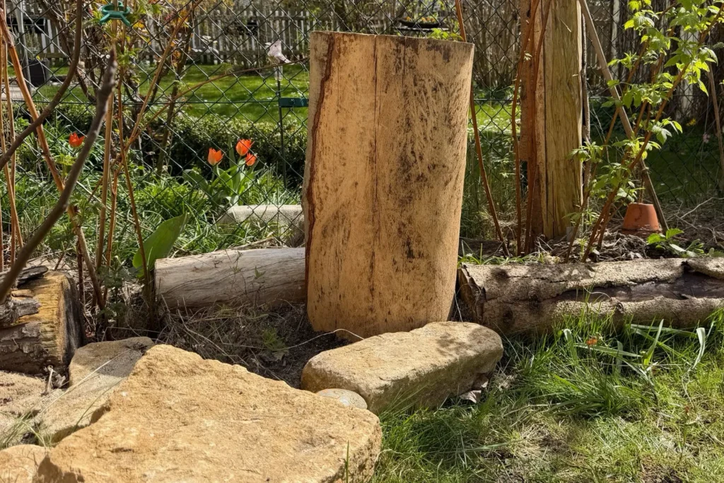 Naturnaher Garten mit Holz, Steinen und Verstecken für Tiere