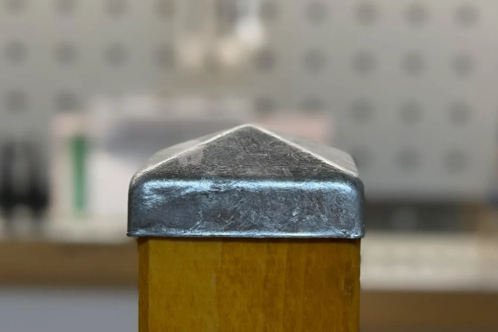 Montierte Pfostenkappen auf Holzpfosten einer Rankhilfe