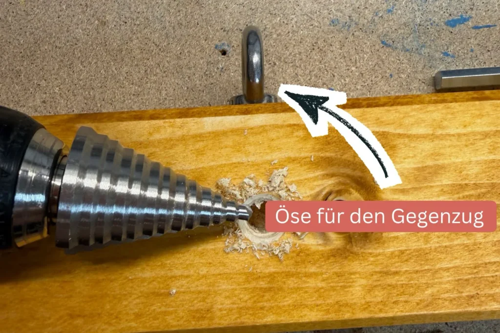 Seitliche Ringschraube montiert, sie dient als Gegenzug der Rankhilfe