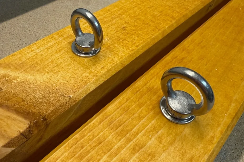 Ringschraube mit Unterlegscheibe im Holzpfosten einer Rankhilfe montiert