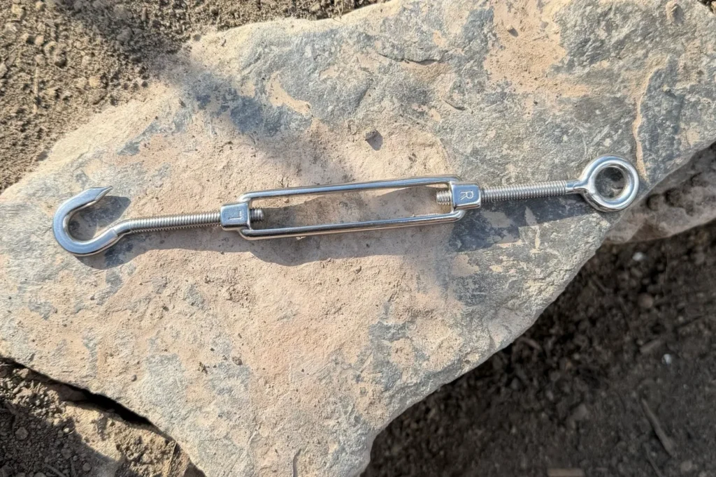 Seilspanner in weit geöffneter Position für Drahtseil Rankhilfe