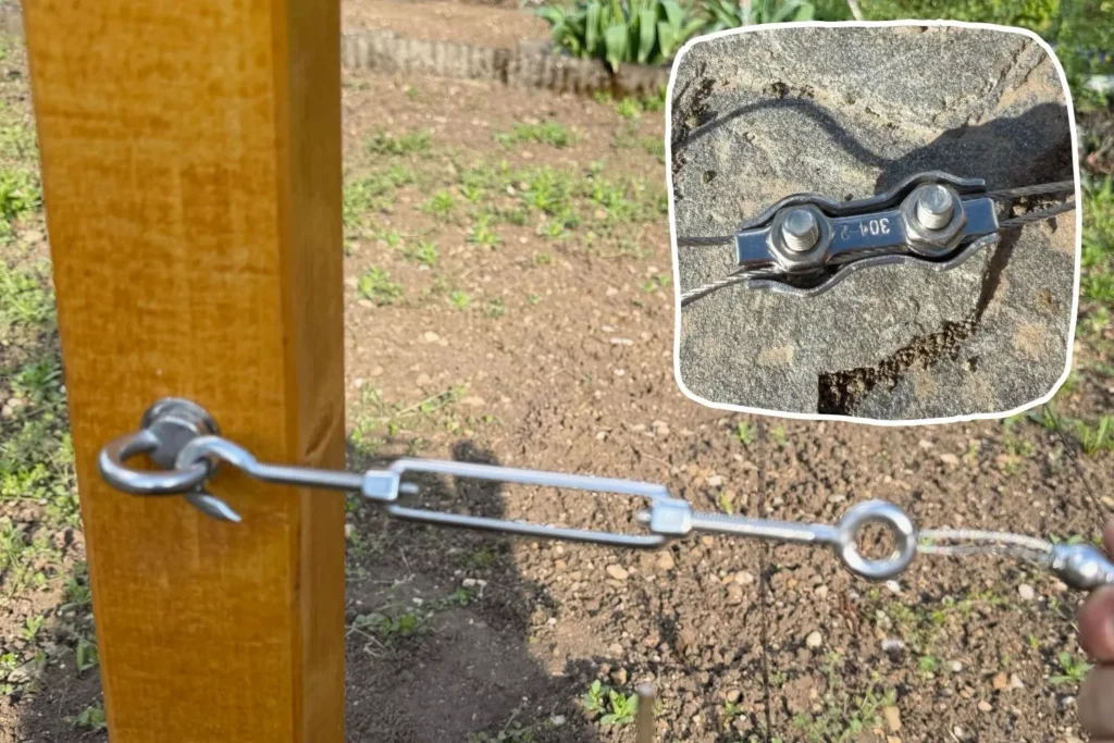 Erster Seilspanner wird an unterer Öse einer Rankhilfe montiert