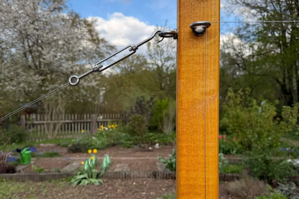 Seilspanner an oberer Öse eines Holzpfostens montiert