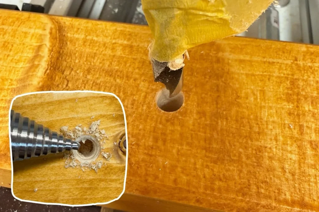 Holzpfosten wird mit 10 mm Holzbohrer an Standbohrmaschine vorgebohrt